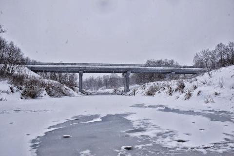 Автомобиль с пассажирами провалился под лёд реки Лены в Якутске — МЧС