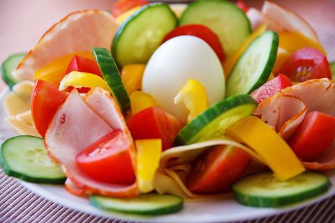 Салат с куриной грудкой, огурцами и авокадо получается питательным и насыщенным