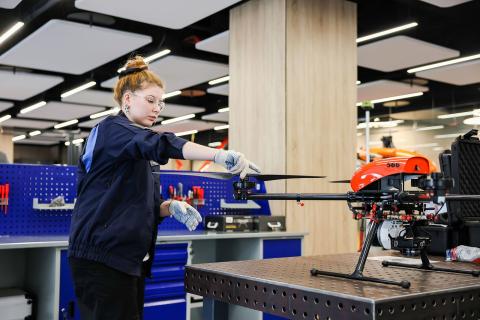 Учёные Алтайского аграрного университета создали батарею для дронов с зарядкой в воздухе