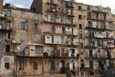 Власти Астрахани опровергли количество пострадавших при обрушении подъезда