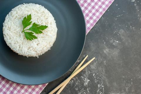 Приготовьте рис по-бедняцки: испанский рецепт с яйцами и чесноком за 25 минут