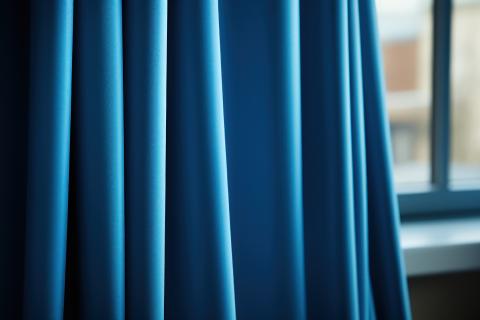 Влажные шторы расправляются под собственным весом без использования утюга Влажные шторы расправляются под собственным весом без использования утюга