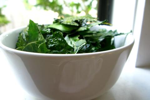 Кейл рекомендуют сначала обработать маслом, чтобы листья стали мягче — Serious Eats