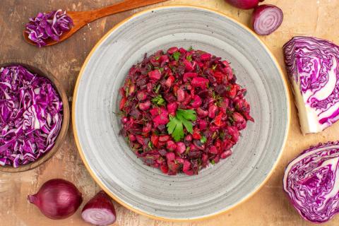 Запекание свеклы и маринованный лук улучшают вкус винегрета