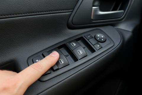 Автоэксперт рассказал о скрытой функции стеклоподъёмников для закрытия окон без запуска двигателя