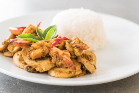 Кулинарный эксперт раскрыл рецепт риса с курицей в кисло-сладком соусе