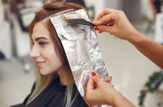 Стойкое окрашивание сушит и ломает волосы, отмечают дерматологи