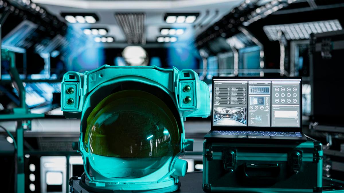 Космический шлем рядом с ноутбуком