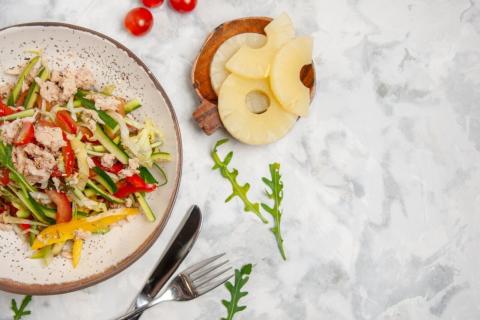 Как приготовить салат с фунчозой и курицей: пошаговый рецепт