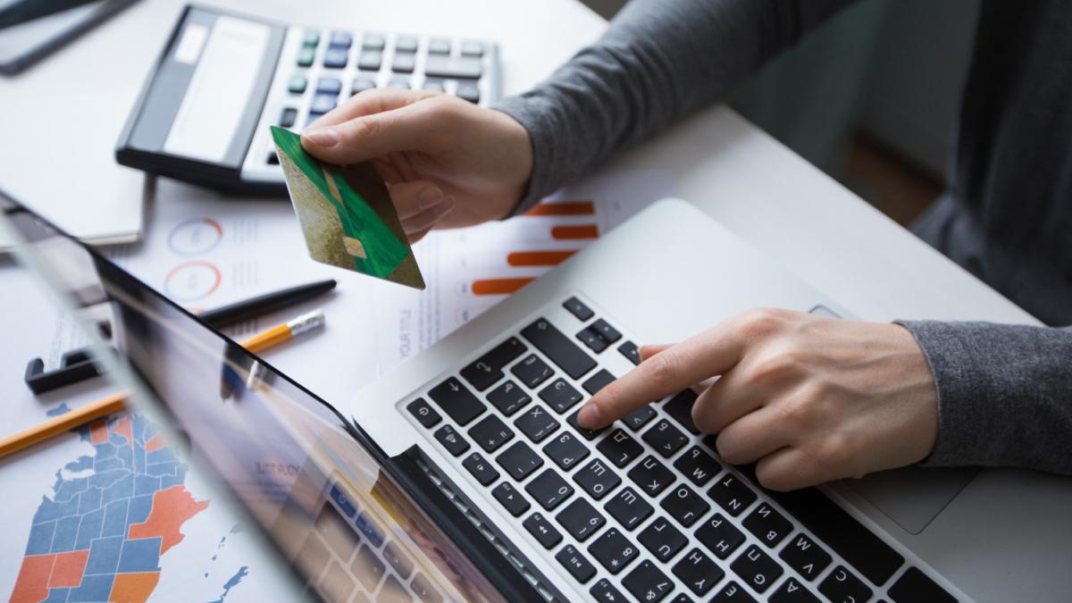 Мужчина с кредитной картой