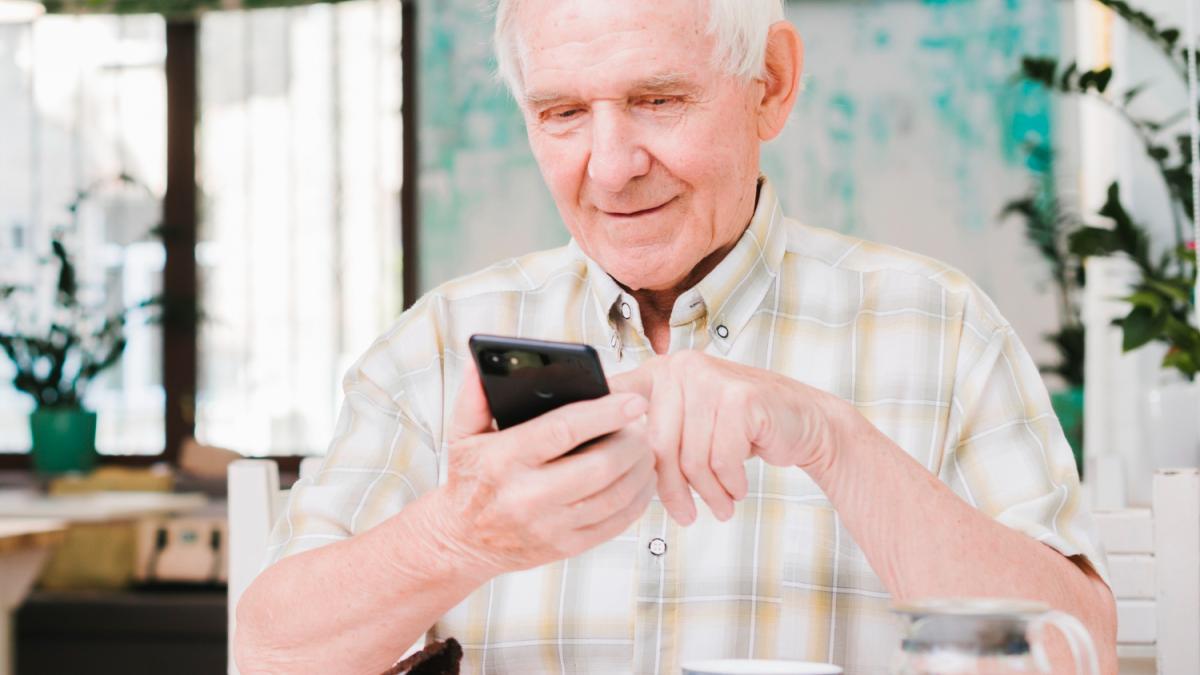 Пожилой мужчина с телефоном