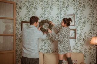 Тёмные цветочные обои зрительно уменьшают комнату