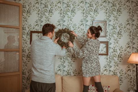 Тёмные цветочные обои зрительно уменьшают комнату