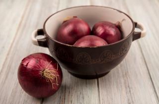 Луковое варенье превратили в глазурь для запечённого лосося — Southern Living