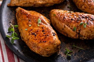 Фуд-блогер Росселла назвала главный секрет сочной запечённой курицы