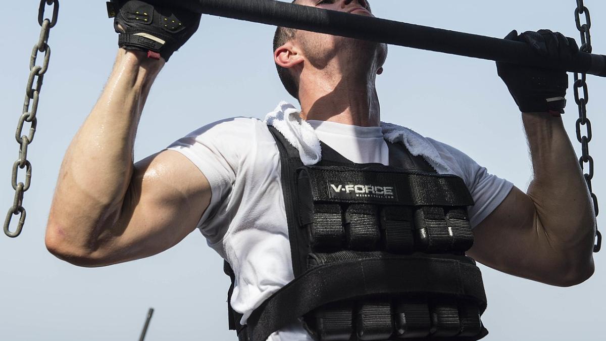 Мужчина выполняет подтягивания Мужчина выполняет подтягивания