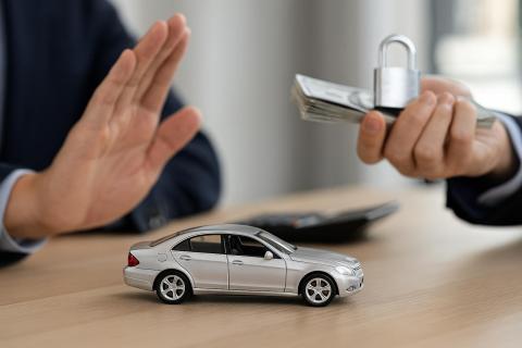 Эксперт Рашкин: автокредиты остаются слишком дорогими при ставке 18%, что сдерживает рынок