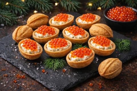 Классические орешки с начинкой заменяют икрой и сливочным сыром — повара