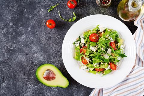 Как приготовить салат с куриным филе, огурцом и яйцами: пошаговая инструкция