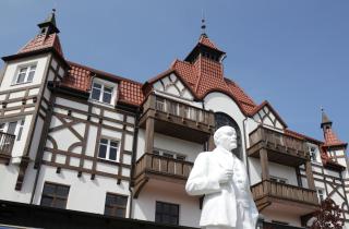 Курортная улица в Зеленоградске известна своими котами и исторической архитектурой