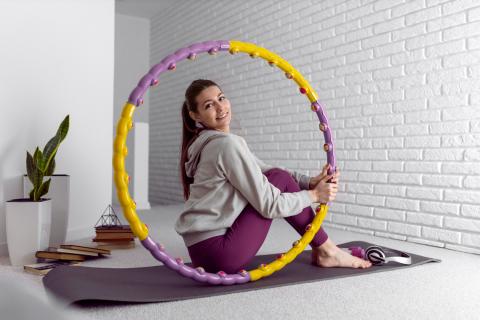 Тренировки с хулахупом укрепляют мышцы рук и спины — спортивные врачи