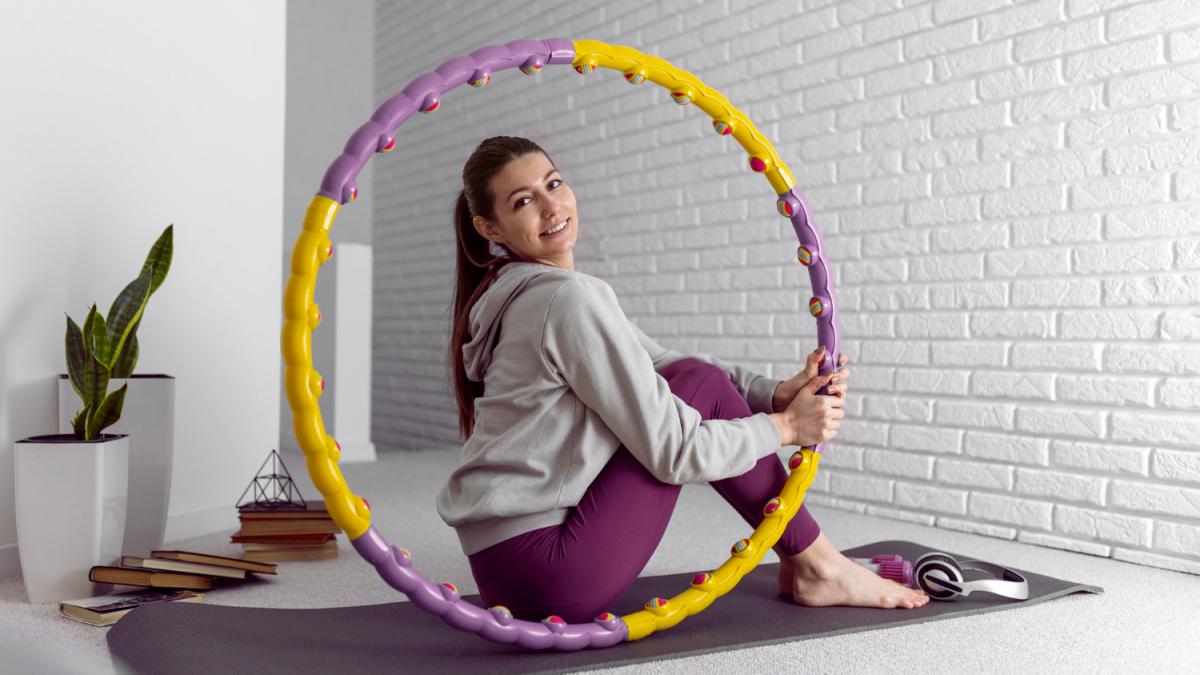 Женщина с обручем хулахуп