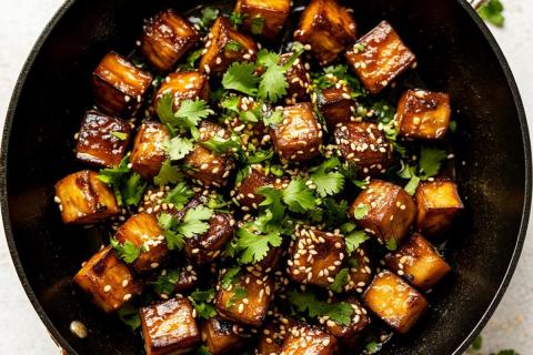 Тушёные баклажаны с овощами подходят для вегетарианского и постного меню — повар