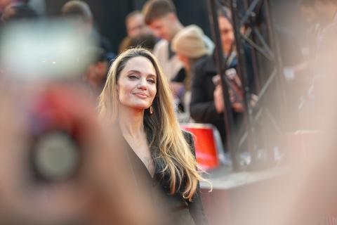 Торнтон подтвердил, что медальоны с кровью были романтическим символом с Джоли — Rolling Stone