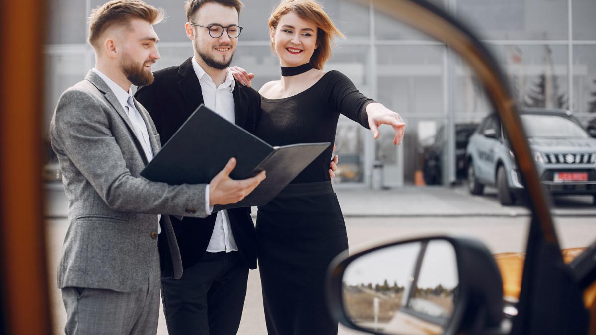 Пара выбирает автомобиль