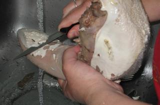 Перед приготовлением говяжий язык нужно замочить в прохладной жидкости на 30–40 минут — шеф-повар