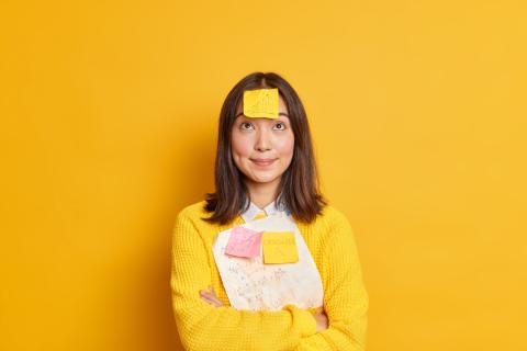 Даже лёгкое обезвоживание снижает внимательность, а короткий сон на 15–20 минут повышает продуктивность