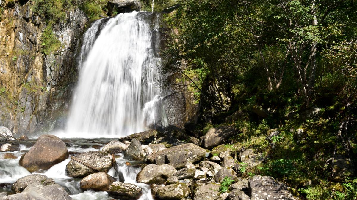 Вид на водопад летом Вид на водопад летом
