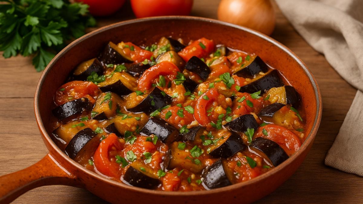 Тушёные баклажаны с томатами и чесноком