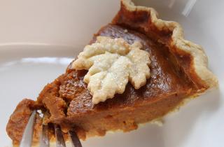 Шеф-повар: тыквенный чизкейк без выпечки — идеальный десерт на праздник