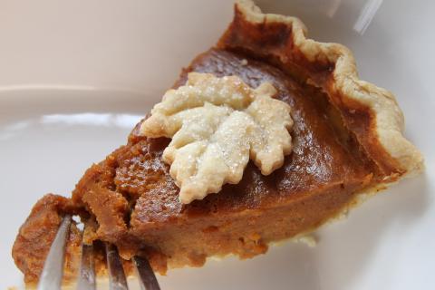 Шеф-повар: тыквенный чизкейк без выпечки — идеальный десерт на праздник