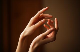 Врач Ирина Поляева рассказала, когда холодные руки и ноги становятся опасным симптомом