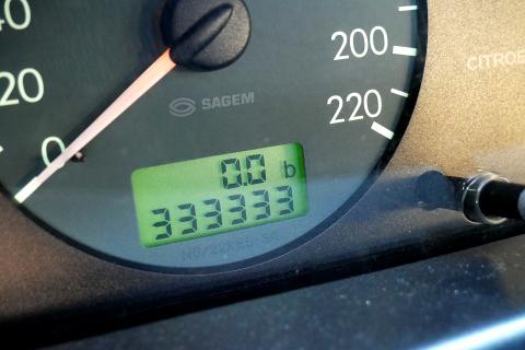 Износ руля и педалей помогает определить пробег — Le Journal