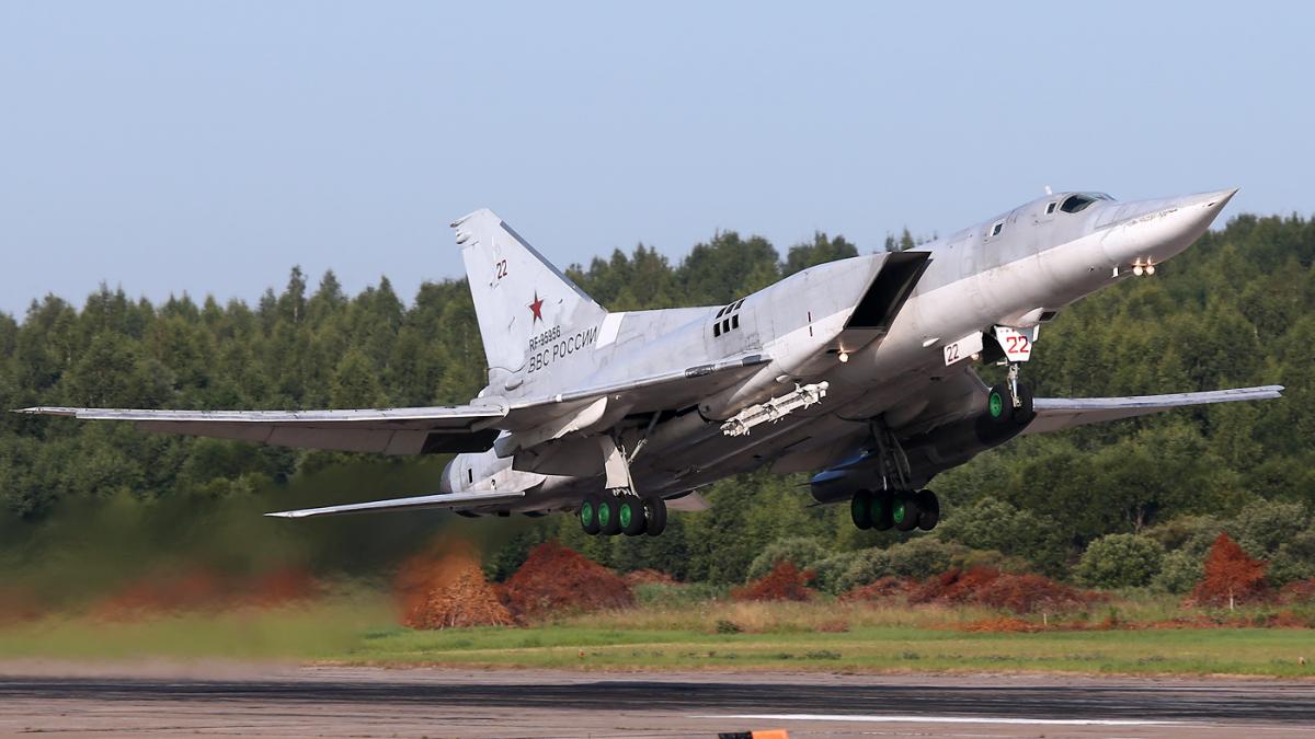 Самолёт Туполев Ту-22M-3 взлетает с аэродрома Сольцы-2