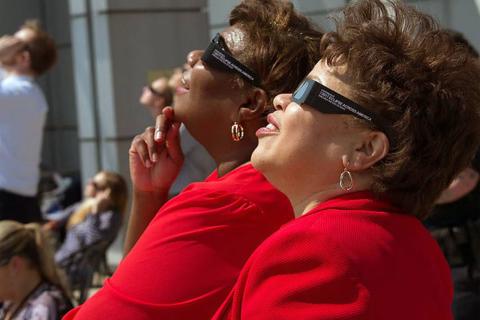 Редкий подарок неба с подвохом: два затмения за год заставят бронировать лучшие точки заранее