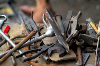 Быстрое и бюджетное средство от ржавчины: использование лимонной кислоты для очистки металла