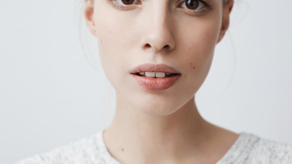 Девушка с сухой кожей губ