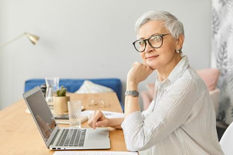 Около 80% женщин в перименопаузе сталкиваются с приливами жара, 20% — с тревожностью и депрессией