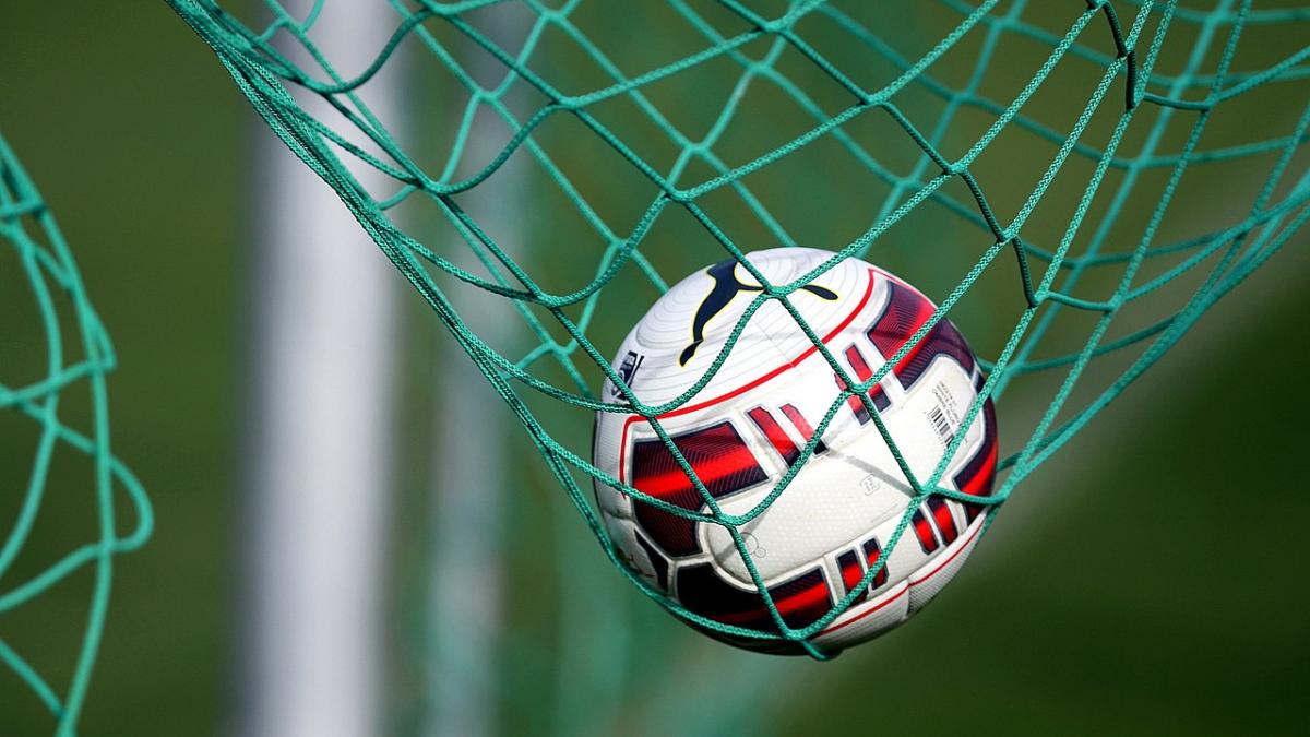 Футбольный мяч в сетке