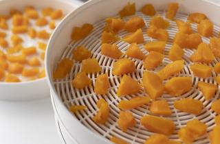 Кухонные гаджеты, которые часто не оправдывают свою цену: от ножниц для зелени до фильтров-кувшинов