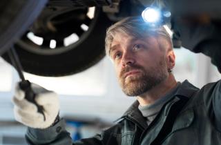 Использование придомовой территории под автосервис грозит штрафами до 300 тысяч рублей — депутат Аксененко