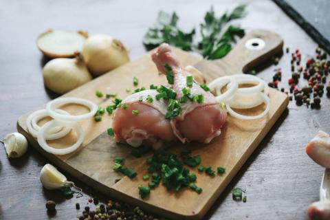 Толчёные оливки усиливают аромат соуса для курицы — шеф Элисон Роман