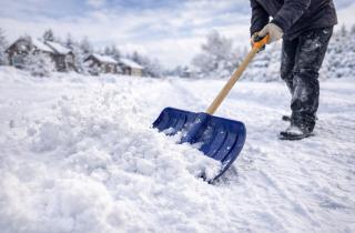 Снег перестал липнуть к лопате: натёр ковш одним простым средством — и уборка пошла быстрее