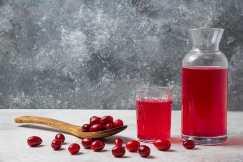 Домашняя настойка из черной смородины на водке сохраняет насыщенный вкус и аромат