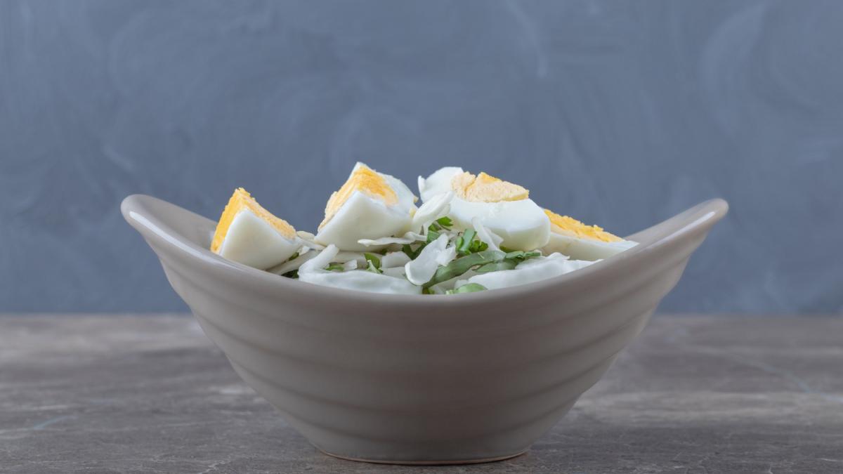 Салат с яйцами и огурцами