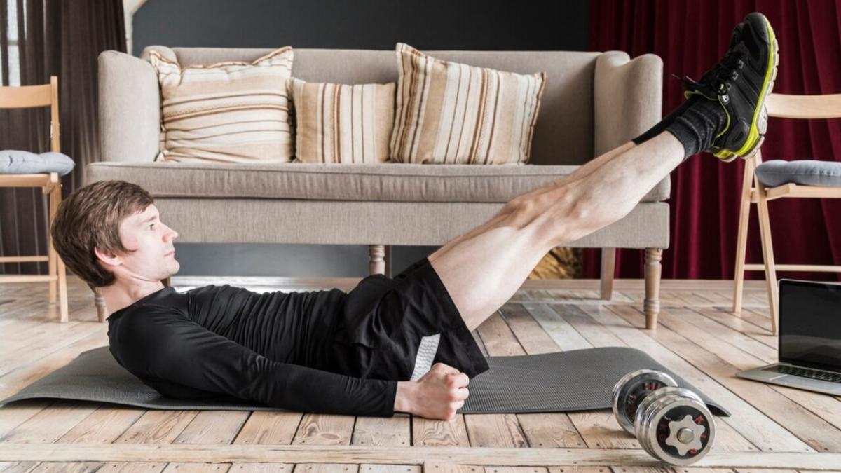 мужчина тренирует ноги